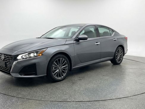 Used 2025 Nissan Altima 2.5 SV FWD image 3