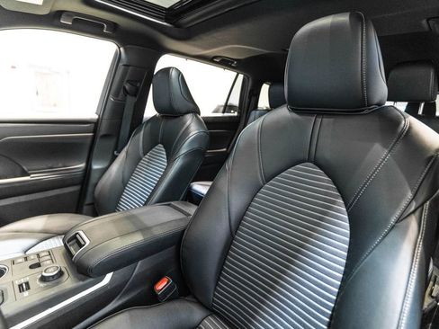 Used 2025 Toyota Highlander XSE AWD/4WD image 6