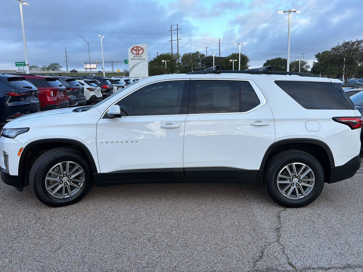 Used 2023 Chevrolet Traverse LT FWD image 6