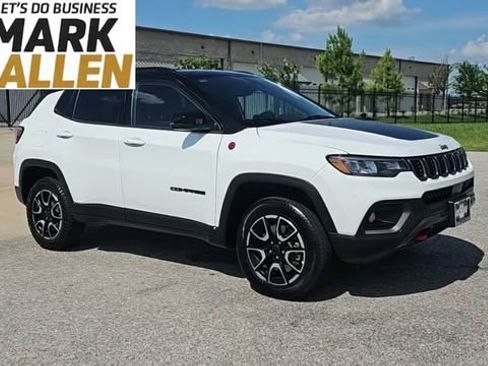 Used 2025 Jeep Compass Trailhawk AWD/4WD image 2