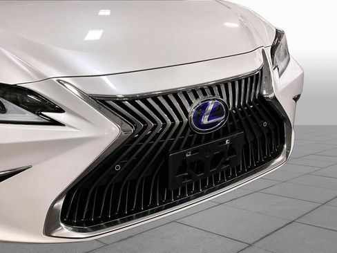 Used 2020 Lexus ES 300h w/ Accessory Package 2 FWD image 30