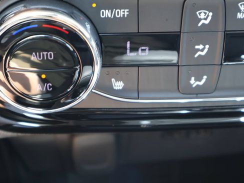 Used 2025 Chevrolet Trax LT w/ LT Convenience Package FWD image 36
