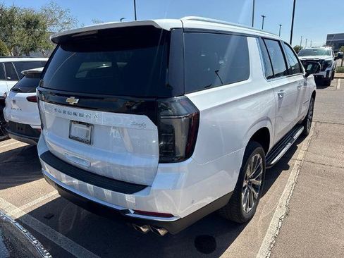 Used 2025 Chevrolet Suburban High Country AWD/4WD image 3