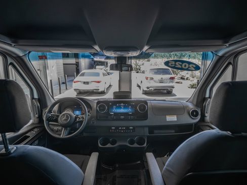 Used 2025 Mercedes-Benz Sprinter 2500 image 27