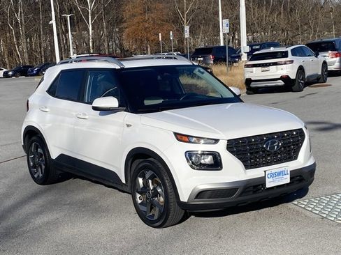 Used 2023 Hyundai Venue SEL image 2