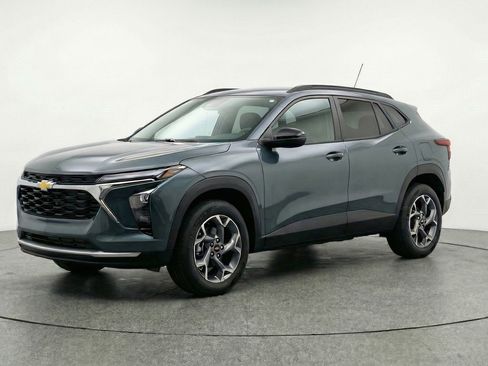 Used 2025 Chevrolet Trax LT image 3