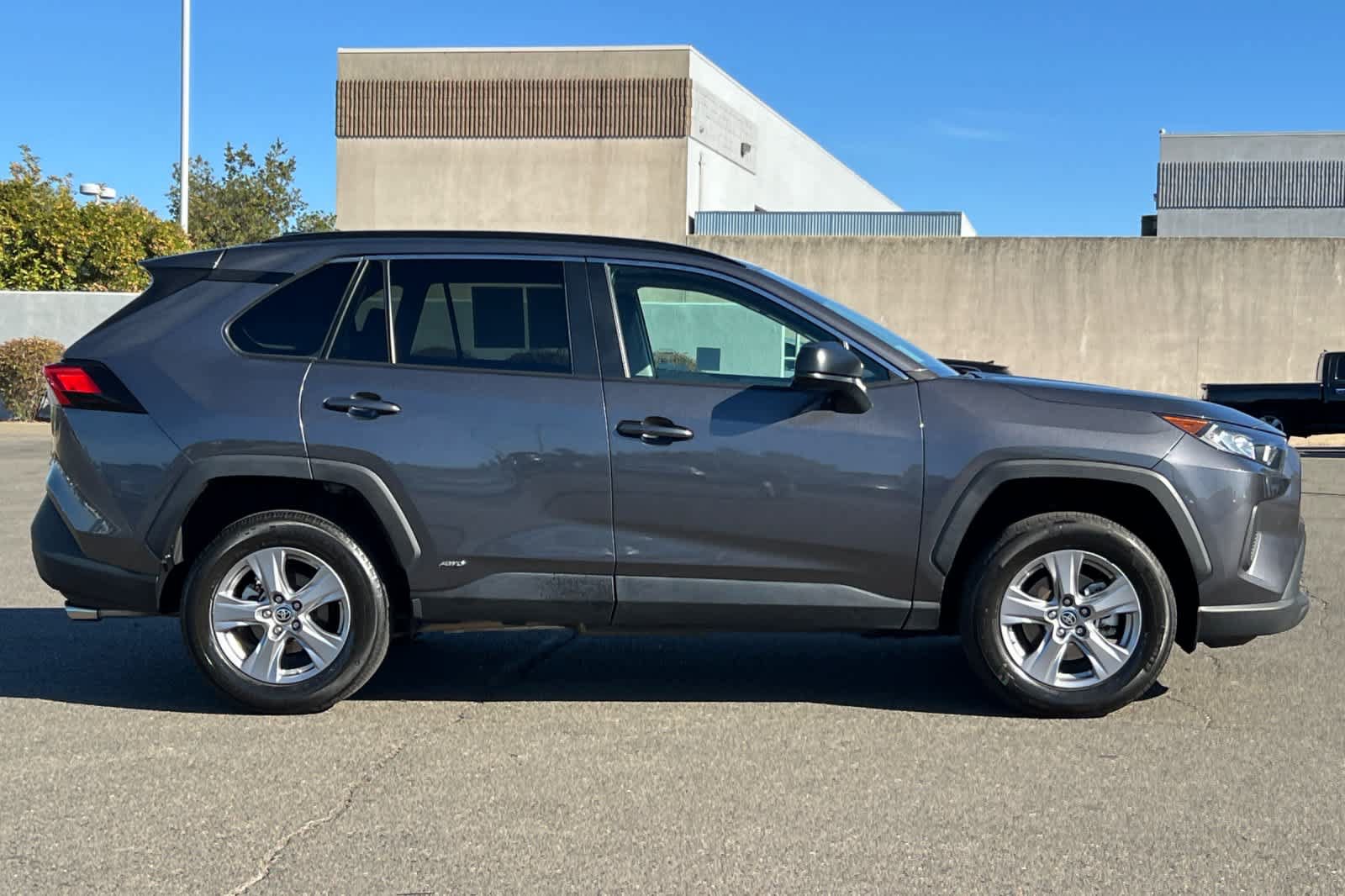 Certified 2022 Toyota RAV4 LE AWD/4WD image 6