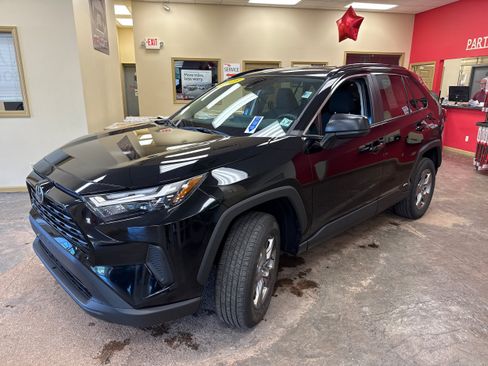 Used 2025 Toyota RAV4 LE AWD/4WD image 3