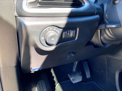 Used 2025 Chrysler Pacifica Limited image 35