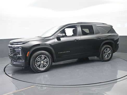 Used 2025 Chevrolet Traverse LT FWD image 2