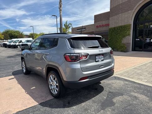 Used 2022 Jeep Compass Latitude w/ Sun and Sound Group AWD/4WD image 12