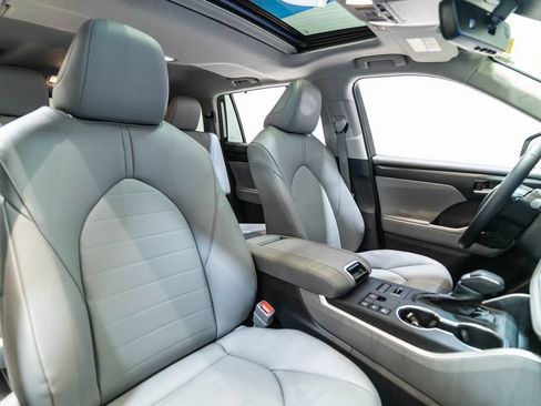 Certified 2026 Toyota Highlander XLE AWD/4WD image 15