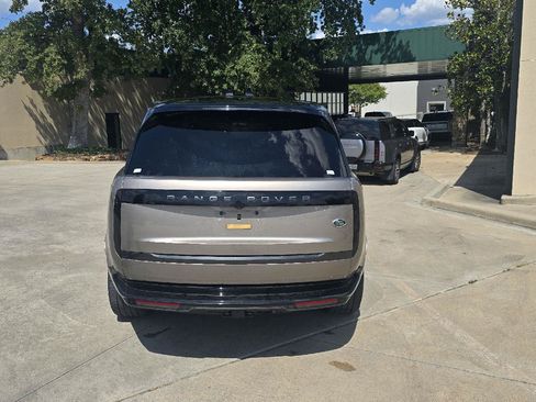 Used 2023 Land Rover Range Rover SE AWD/4WD image 3