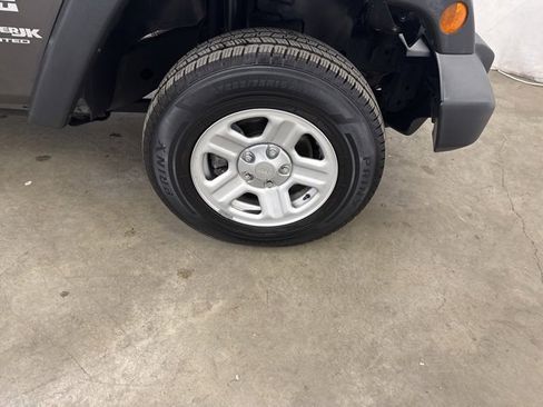 Used 2018 Jeep Wrangler Unlimited Sport w/ Connectivity Group image 17