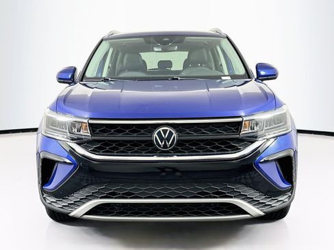 Used 2023 Volkswagen Taos SE w/ Panoramic Sunroof Package AWD/4WD image 2