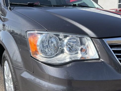 Used 2015 Chrysler Town & Country Touring w/ Driver Convenience Group image 18