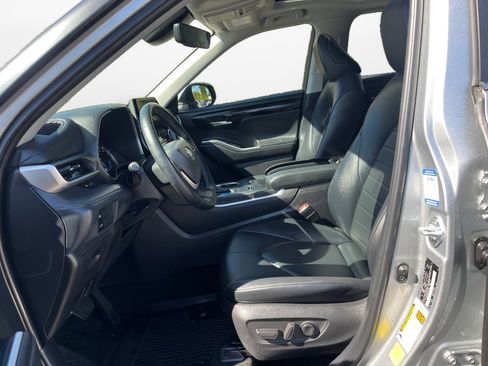 Used 2025 Toyota Highlander XLE AWD/4WD image 11