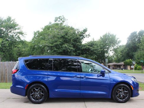 Used 2018 Chrysler Pacifica Touring-L Plus w/ S Appearance Package FWD image 10