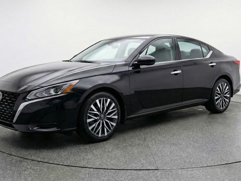 Used 2025 Nissan Altima 2.5 SV image 3