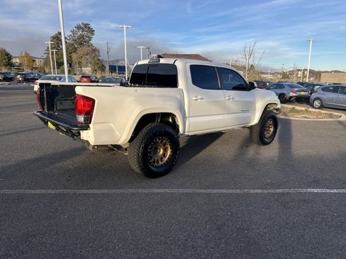 Used 2017 Toyota Tacoma TRD Sport image 3