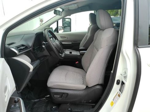 Used 2023 Toyota Sienna LE FWD image 17