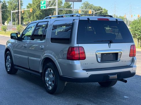 Used 2006 Lincoln Navigator Luxury AWD/4WD image 3