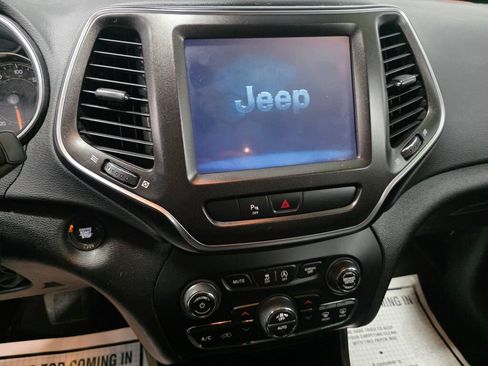 Used 2020 Jeep Cherokee Trailhawk AWD/4WD image 13