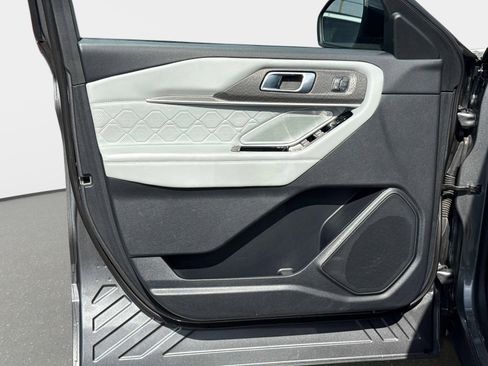 Used 2025 Ford Explorer Platinum w/ Ultimate Package image 21