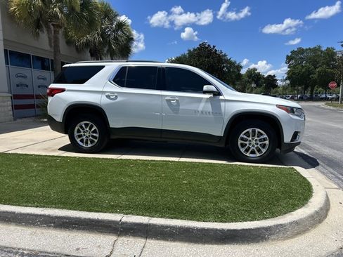 Used 2021 Chevrolet Traverse LT FWD image 3