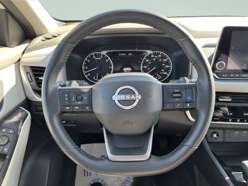 Used 2025 Nissan Rogue SV AWD/4WD image 19