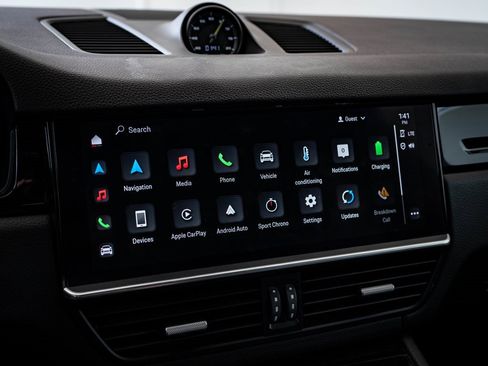 Certified 2022 Porsche Cayenne E-Hybrid w/ Premium Package image 37