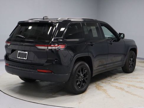 Used 2024 Jeep Grand Cherokee Altitude image 11