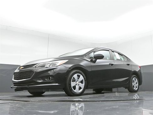 Used 2018 Chevrolet Cruze LS FWD image 29