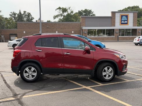 Used 2019 Chevrolet Trax LT w/ LT Convenience Package FWD image 4