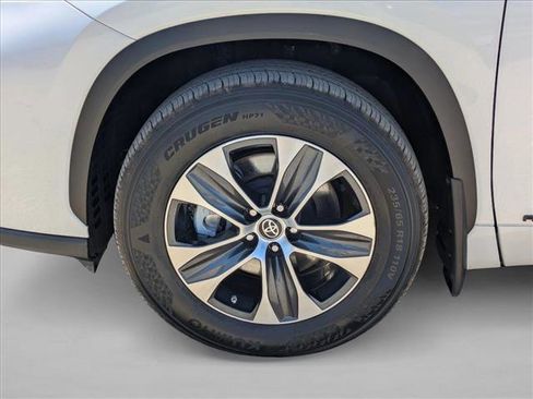Used 2022 Toyota Highlander XLE AWD/4WD image 25
