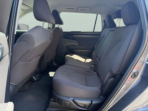 Used 2023 Toyota Highlander LE FWD image 10