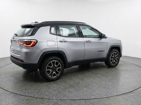 Used 2025 Jeep Compass Trailhawk AWD/4WD image 9