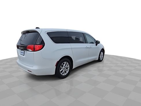 Used 2023 Chrysler Voyager LX image 8
