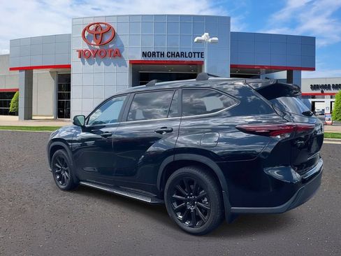 Used 2024 Toyota Highlander XLE AWD/4WD image 6