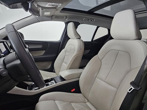 Used 2023 Volvo XC40 B5 Plus image 9