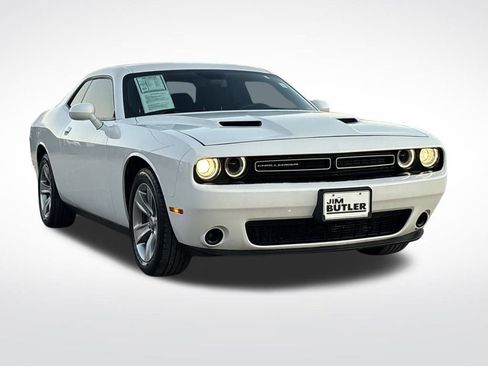 Used 2018 Dodge Challenger SXT image 11