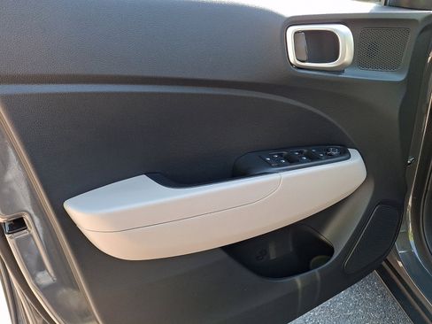 Used 2024 Hyundai Venue SEL FWD image 12