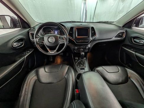 Used 2019 Jeep Cherokee Latitude Plus w/ Cold Weather Group AWD/4WD image 11