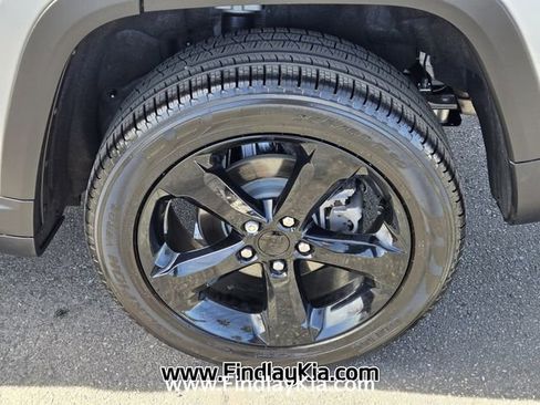 Used 2025 Jeep Grand Cherokee Limited w/ Luxury Tech Group II image 10