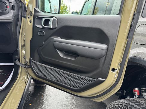 Used 2025 Jeep Wrangler Rubicon w/ Technology Group image 40