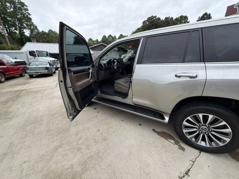 Used 2023 Lexus GX 460 Luxury w/ Accessory Package AWD/4WD image 29