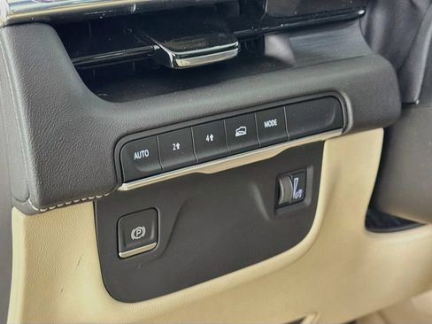 Used 2021 Cadillac Escalade ESV Premium Luxury w/ LPO, Illumination Package AWD/4WD image 11