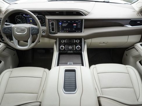Used 2021 GMC Yukon XL Denali w/ Denali Premium Package AWD/4WD image 9