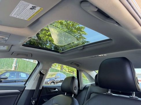 Certified 2021 Volkswagen Jetta SE FWD image 21
