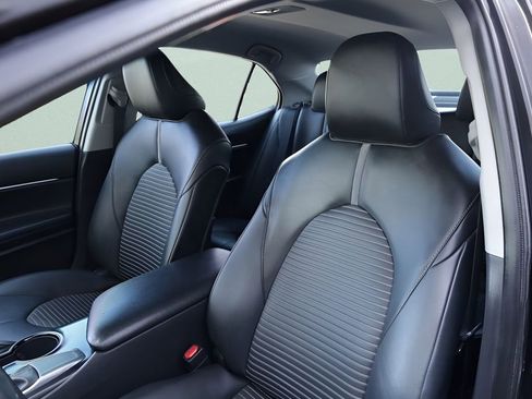 Used 2020 Toyota Camry SE FWD image 19